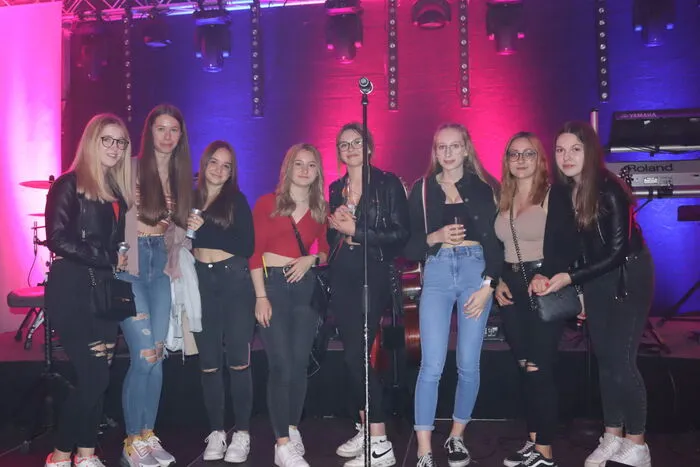 Bevor die Musikstars die Bühne betraten, nutzten diese Mädels noch die Chance für ein Erinnerungsfoto auf der Konzertbühne.