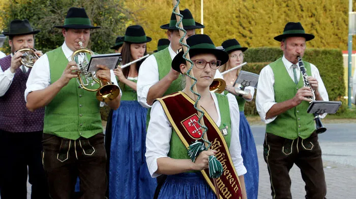 180 MusikerInnen aus sechs Musikkapellen...