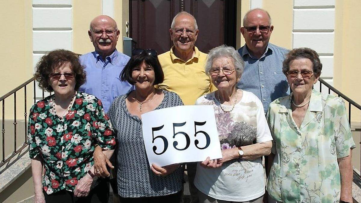 Die Geschwister Wilhelmine Zotter, Rosemarie Bernschütz, Maria Grabner, Alois Gerngross, Herbert Gerngross, Gertrude Jeindl und Gottfried Gerngross feiern 555 Jahre