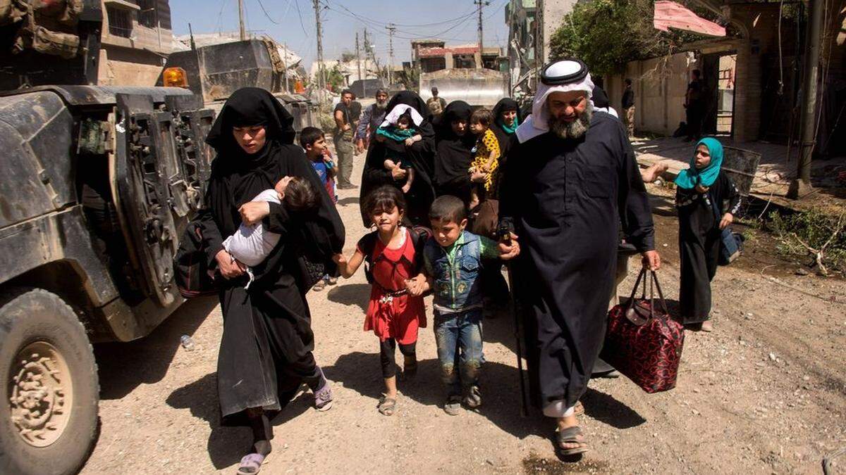 Iraker verlassen ihr Zuhause in West-Mossul.