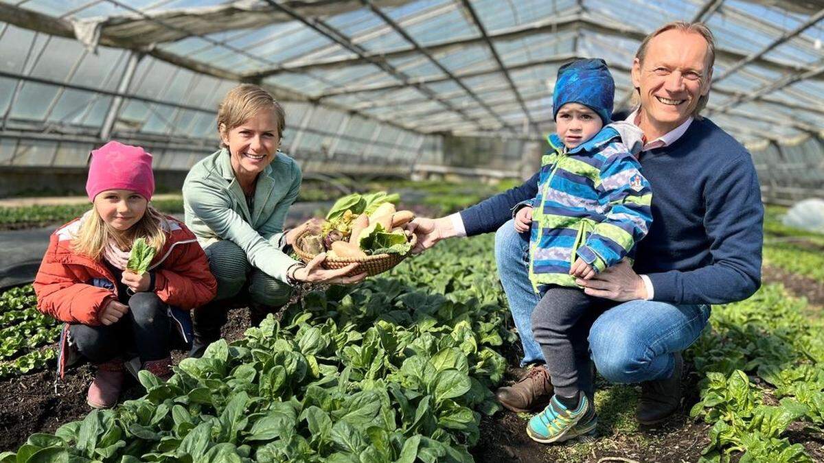 Setzen auf die Morgentau-Gärten: Gründer Christian Stadler und die Gartenexpertin Angelika Ertl (mit ihrem Neffen und ihrer Nichte) 