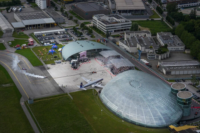 Der Hangar wurde 2003 fertiggestellt und war die letzten Monate geschlossen - mit einer stundenlangen Show am Mittwoch ging der Betrieb wieder los.