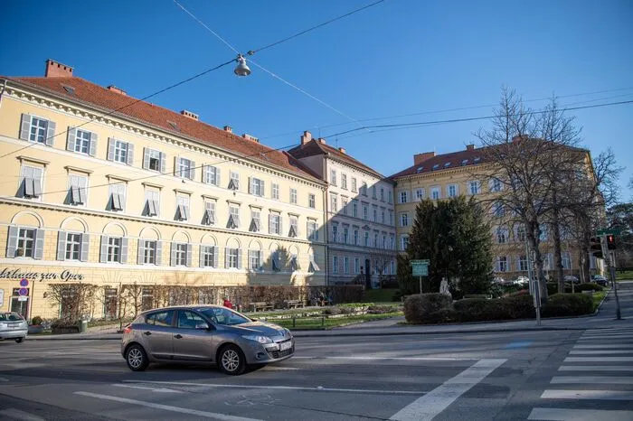 Opernring 8: Spätbiedermeierfassade, errichtet 1839, entworfen von Georg Hauberrisser der Ältere, ein Baumeister, der im deutschen Raum arbeitete und sich 1811 in Graz niederließ. Er entwarf auch für Erzherzog Johann das Palais Meran in der Leonhardstraße und das Palais Kees am Glacis, das spätere Korpskommando, das heute eine Studentenunterkunft ist.