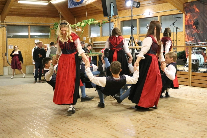Zu Beginn eröffnete die Landjugend Brückl mit einigen Volkstanzen den Ballabend.