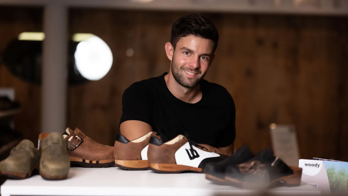 Geschäftsführer Sandro Piroutz von der Woody Schuhmanufaktur in Müllern bei Sittersdorf