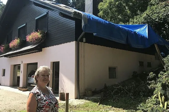 Ein schweres Hagelunwetter, das an einem Freitag im August vor allem in der Stadtgemeinde Voitsberg gewütet hat, hat binnen weniger Minuten große Schäden angerichtet: Das Haus von Rosa Bernhardt wurde etwa von zwei Bäumen durchschlagen, die Voitsberger Bücherei musste wegen des Wasserschadens gesperrt werden.