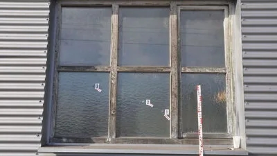 Eines der beschädigten Fenster
