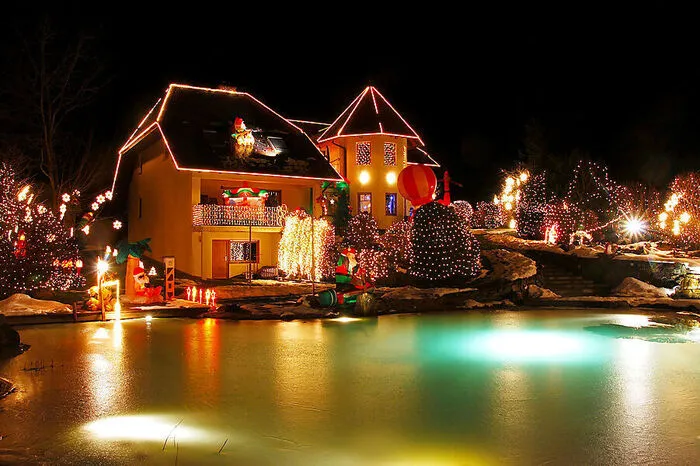 Ein ganzer Figurenpark, mittlerweile sind es rund 70, kilometerlange Lichterketten mit Abertausenden Lämpchen und LEDs lassen Haus und Garten abends erstrahlen.