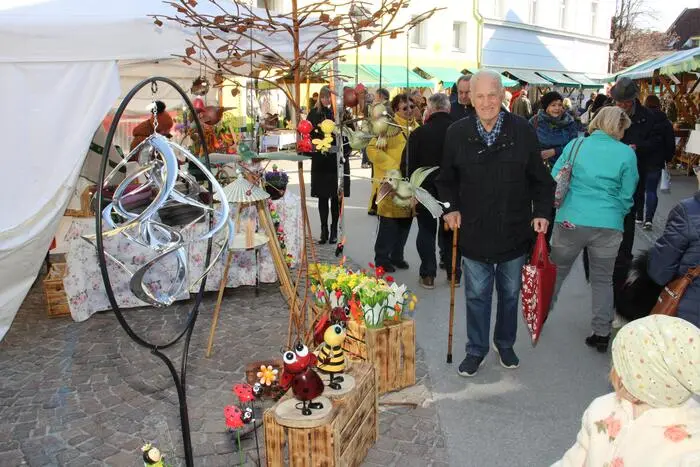 Die unzähligen Besucher konnten aus einer Vielzahl an Angeboten wie Dekoartikel, Osterfleisch, Würstl, Krenwurzen, Palmbuschen, selbstgebackenes Bauernbrot und kulinarische Schmankerl rund um das Osterfest wählen. 