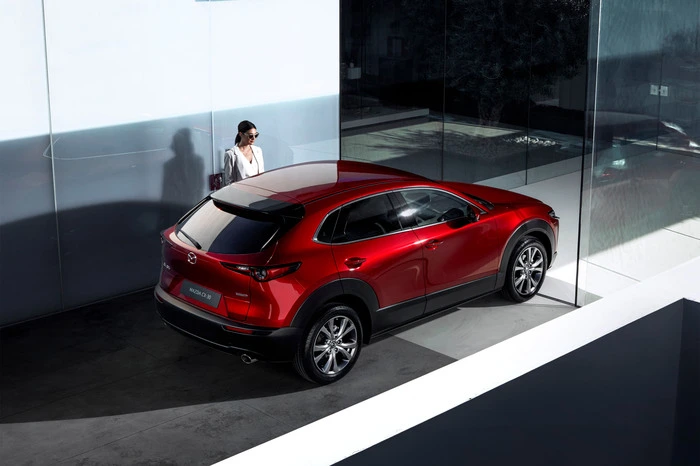 Motorisch tut sich folgendes: Zum einen gibt es den 2-Liter-Benziner mit 122 PS, zum anderen einen 1,8-Liter-Diesel mit 116 PS und schließlich ein bisschen von beidem. Der „Diesotto“ namens Skyactiv X, ist nämlich ein Benziner, der selbst zünden kann. Alle Triebwerke können mit Allrad kombiniert werden. Los geht es im Herbst.