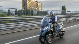 Mit B-Schein zu bewegen: Samt Rückwärtsgang, Rückwärts- kamera, radarbasiertem Totwinkelwarner, Fahrspurwechsel- Assistent