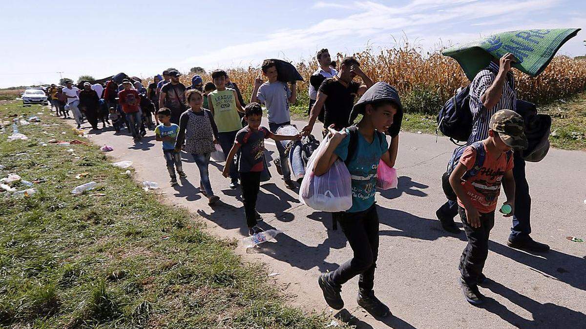 Zu Tausenden strömen Flüchtlinge über die Grenzen nach Österreich.