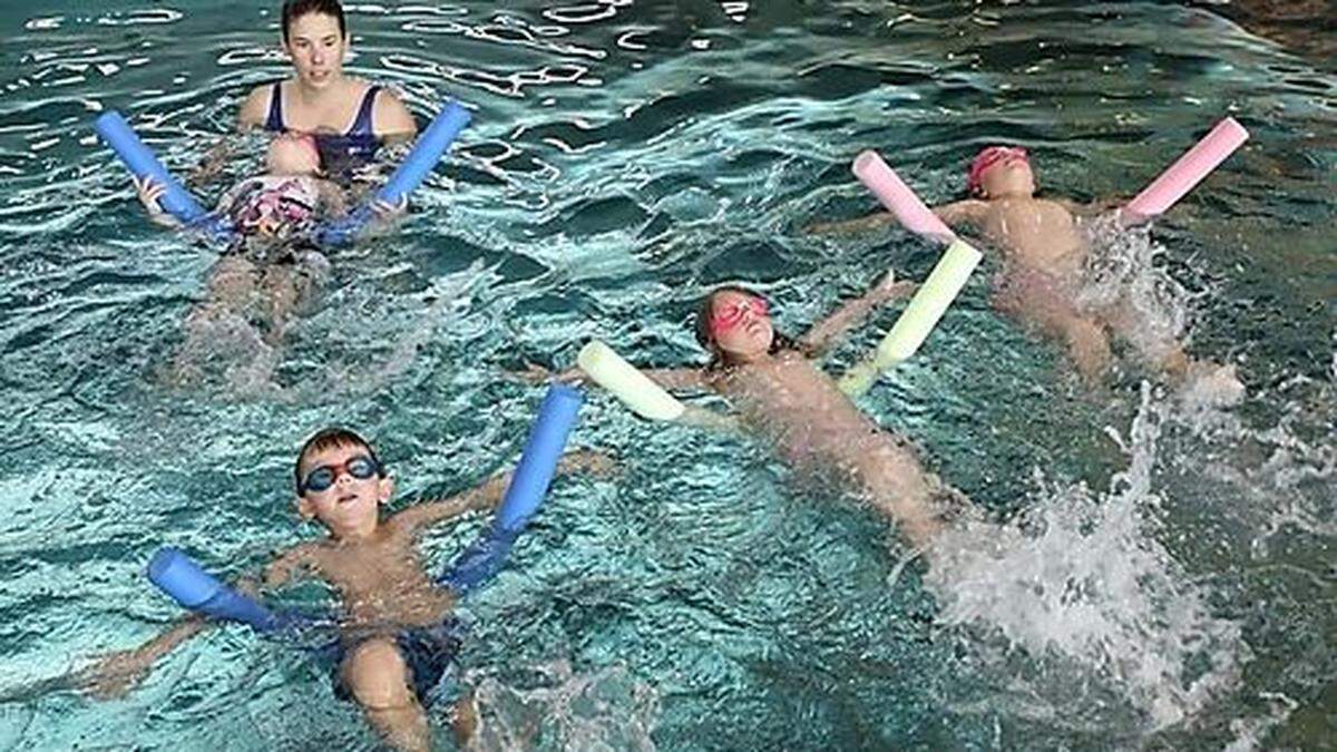 Schwimmlehrerin Piri Prokai im Unterricht