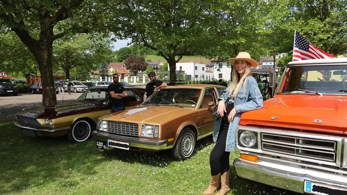 Aus der gesamten Südoststeiermark waren zahlreiche Oldtimerbesitzer mit ihren Fahrzeugen nach Johnsdorf-Brunn (Gemeinde Fehring) zum Kulturhaus gekommen.