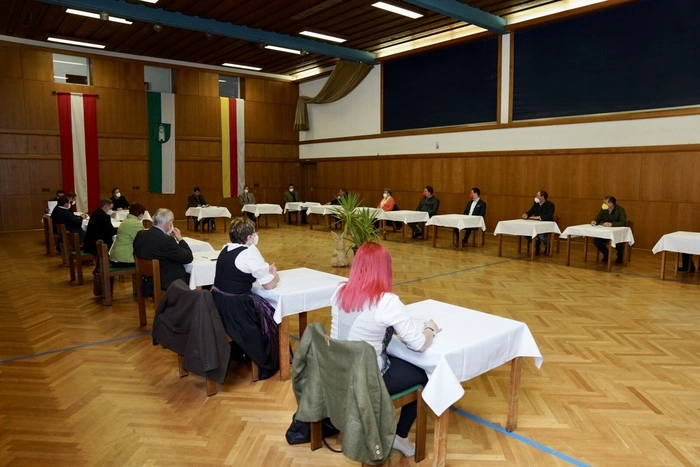 Die Gemeinderäte haben Platz genommen