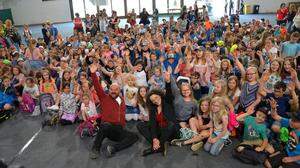 „Bluatschink“ Toni Knittl rockte die Bühne und animierte die über 400 Kinder zum Mitsingen