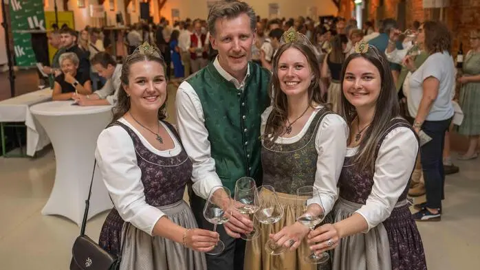 Der neue Landesweinbaudirektor Martin Palz durfte unter den vielen Gästen auch die amtierende Weinkönigin Magdalena Niederl (Mitte) und ihre Hoheiten Antonia Hiebaum (rechts) und Lea Kneißl begrüßen.