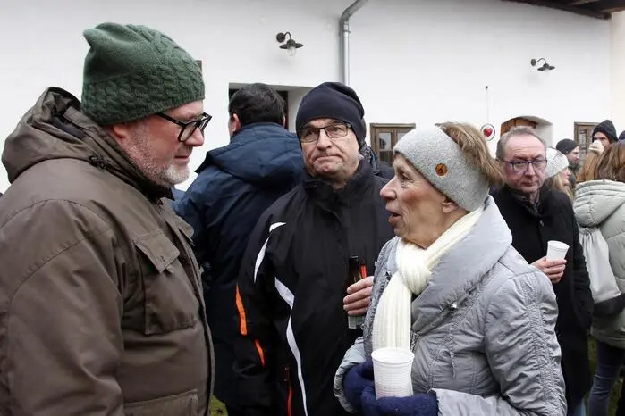 Die gut gelaunten Sternwanderer stärkten sich bei Gratis-Würstel und heißen Getränken. 