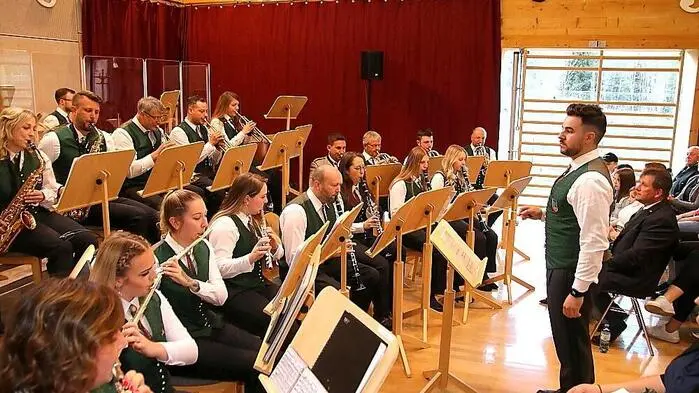 Zum traditionellen Wunschkonzert in den Mehrzweckraum des Musikheimes lud die Ortsmusikkapelle Hirschegg mit ihrem Obmann Stefan Hiebl am vergangenen Samstag ein. Die Musikerinnen und Musiker unter Kapellmeister Christian Schmolli boten ein hochklassiges Programm.