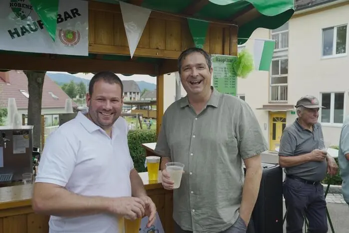 Bei herrlichem Wetter wurde den Besuchern ein vielfältiges Programm geboten. Neben der Hauptbar gab es kreative Spezialspritzer von der Feuerwehr.