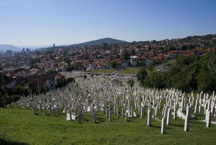 Tausende Gräber Zeugen heute von den Gräuel des Krieges