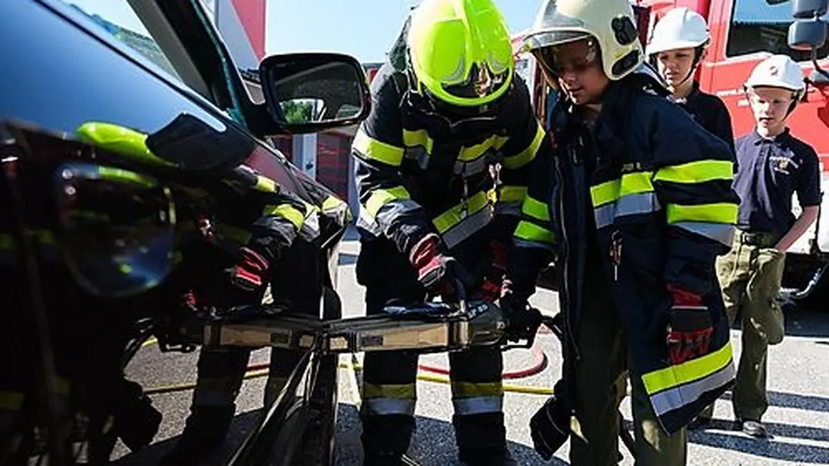 Die Florianijünger von Morgen legten selbst Hand an und zerlegten einen PKW