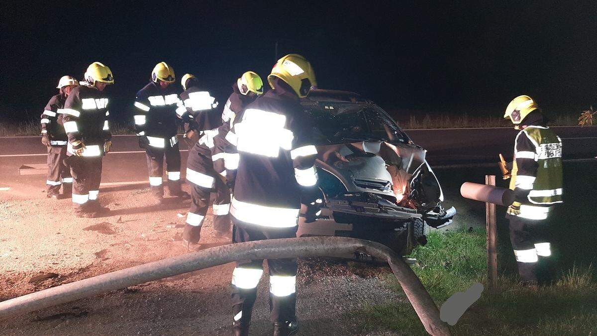 An Auto und Straßenlaterne entstand Totalschaden