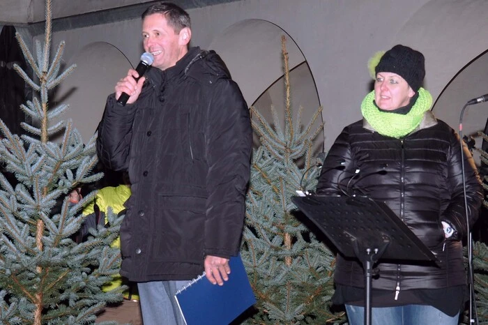"Ich wurde gefragt, was es denn Besonderes am Christkindlmarkt gebe. Vielleicht Schnee?", scherzte der Dompfarrer, "Und wie Sie sehen, haben die besonderen Verbindungen nach oben genutzt und es liegt Schnee."