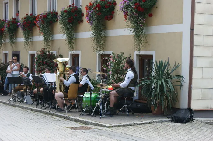 In Kammern wartete die Blasmusik auf die Fahrer.