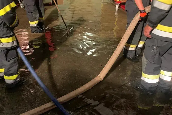 Die Florianijünger beim Auspumpen von Kellern in Ardning
