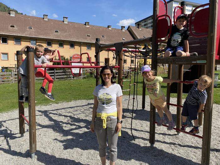 Kindergarten- und Gruppenleiterin Michaela Wallner mit Lukas, Melina, Angelina, Kerim und Noah im Granatpark