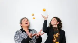 Auch das Projekt „Nüsse knacken, Früchte ernten“ wird gefördert. Hierbei sollen Frauen gestärkt werden, Führungsrollen einzunehmen