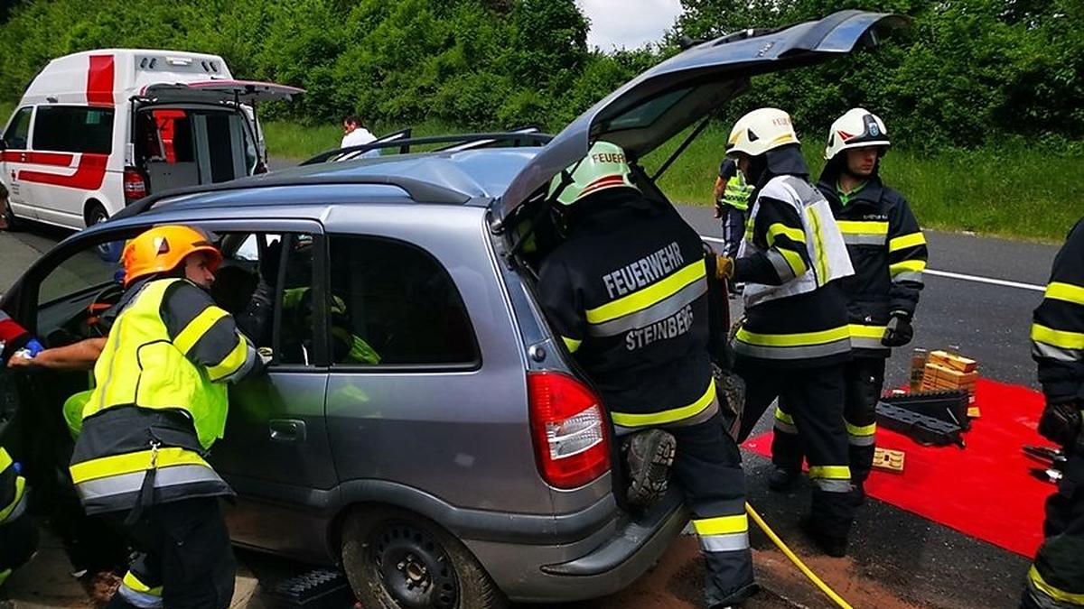 Der Verletzte wurde über den Kofferraum geborgen