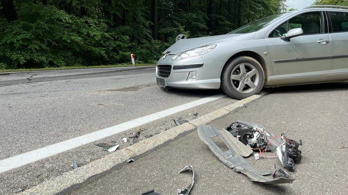 Autoteile der Unfallfahrzeuge lagen über die Fahrbahn verstreut