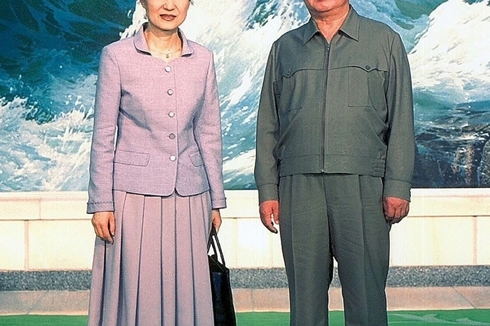 ... Kim Jong-il (hier mit der ehemaligen südkoreanischen Präsidentin Park Geun-hyeI hingegen, der setzte auf eine nordkoreanische, stofflich leichtere, Abwandlung des sogenannten Mao-Anzuges. 
