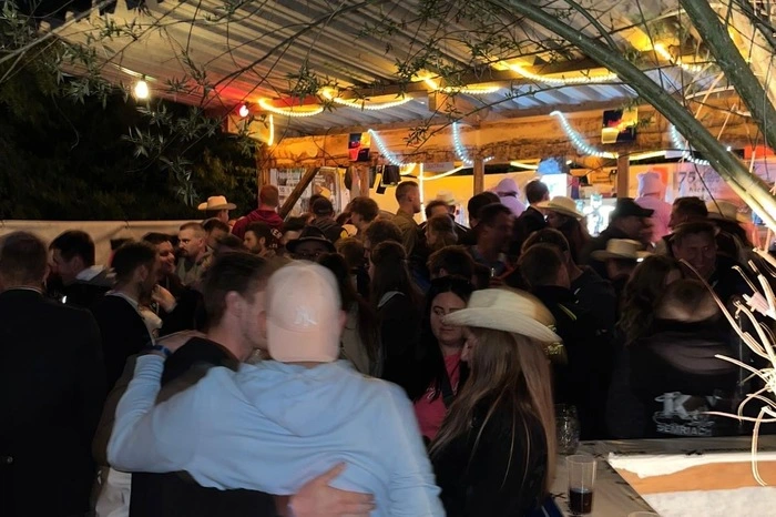 Für die Unterhaltung sorgte die Liveband „Sunnseitn“ und in der Disco heizte „DJ Johnny“ mit lauten Beats ein.