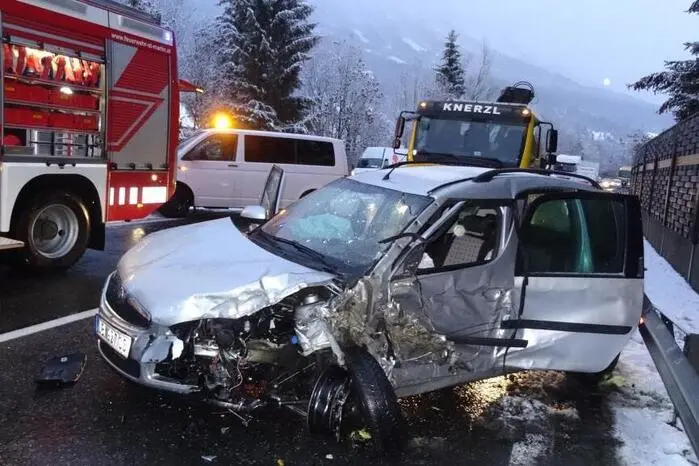 Auf der Ennstalbundesstraße, Höhe Tipschern, waren drei Pkw und ein Sattelschlepper an einer Kollision beteiligt. Eine Person wurde dabei unbestimmten Grades verletzt.