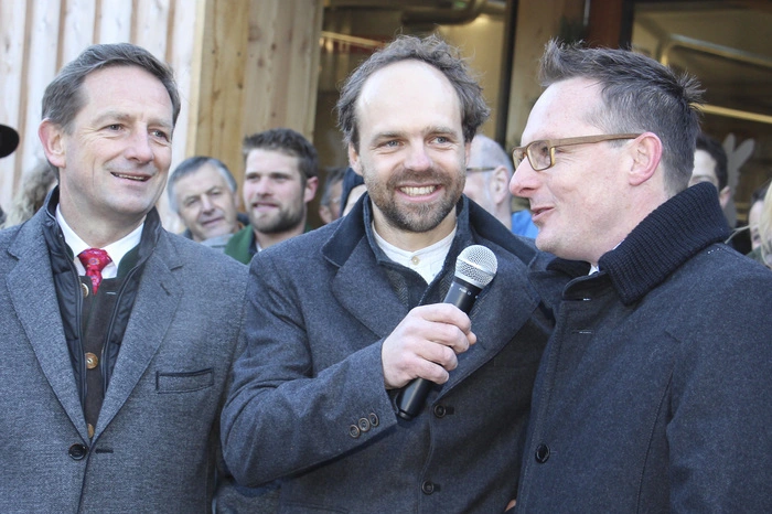 Landesrat Christian Benger bezeichnete das Projekt als "Leuchtturmprojekt", das zeigt, das möglich ist, wenn viele anpacken. Am Foto: Landesrat Christian Benger, Käsemeister Michael Kerschbaumer und Bürgermeister Michael Maier