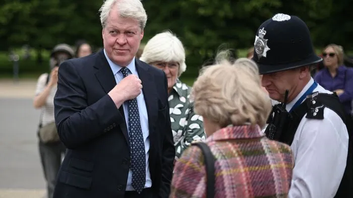 Charles Spencer, Bruder der 1997 verunglückten Prinzessin Diana, trifft am Kensington Palast ein.