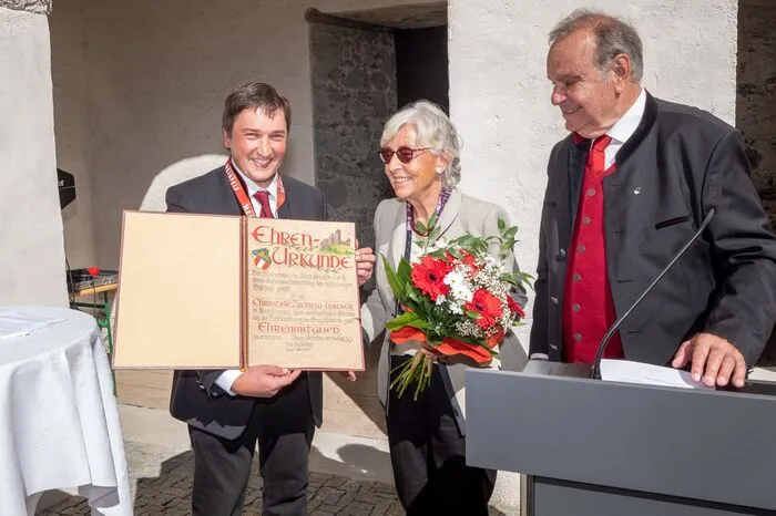 Für ihre Verdienste wurde Christine Zuenelli-Loacker mit dem Ehrenring der Gemeinde Heinfels geehrt