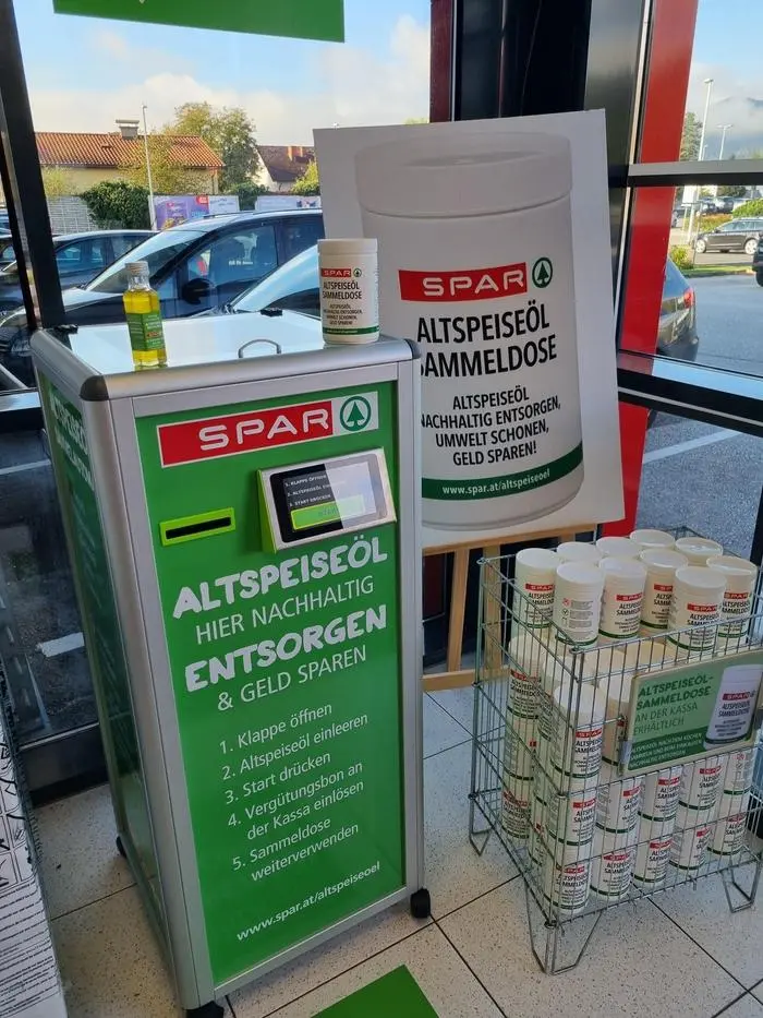 Die wiederverwendbaren Sammelbecher rechts stehen kostenlos zur Verfügung