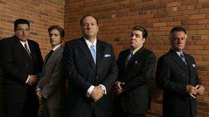 Die eine Familie von Tony Soprano (James Gandolfini, Mitte)