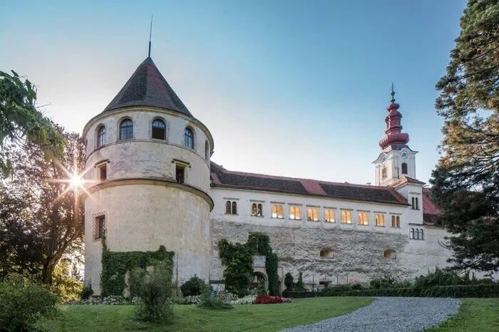 Zahlreiche Exponate werden in dem altehrwürdigen Schloss präsentiert.