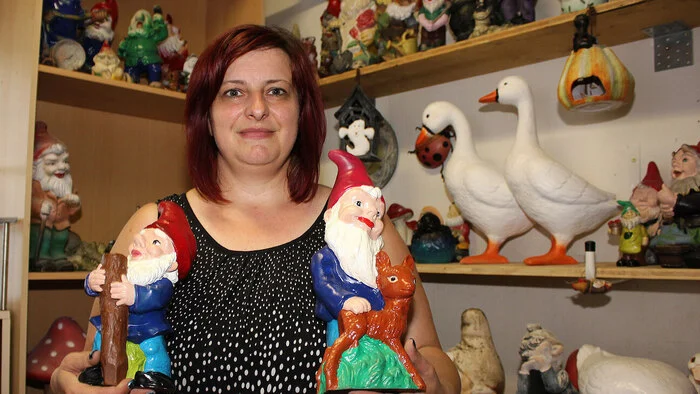 Die 41-jährige Sonja Gärtner "verarztet" Gartenzwerge in allen Größen.