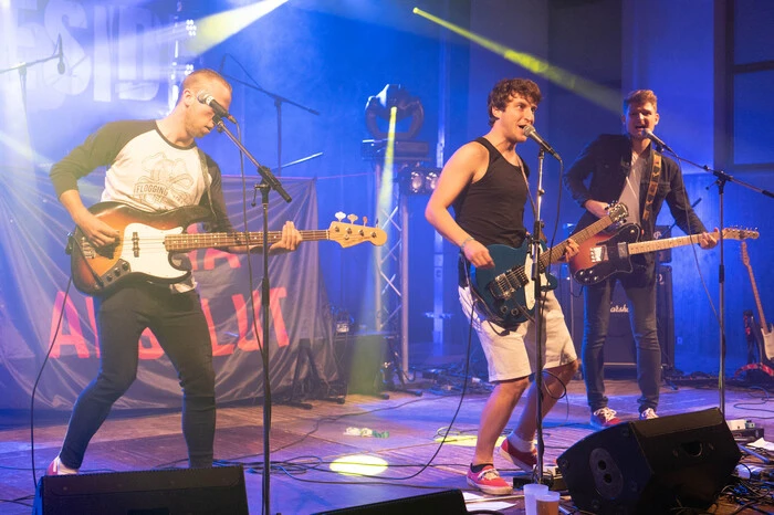 Dann ließen "Anna Absolut" den Punkrock sprechen.