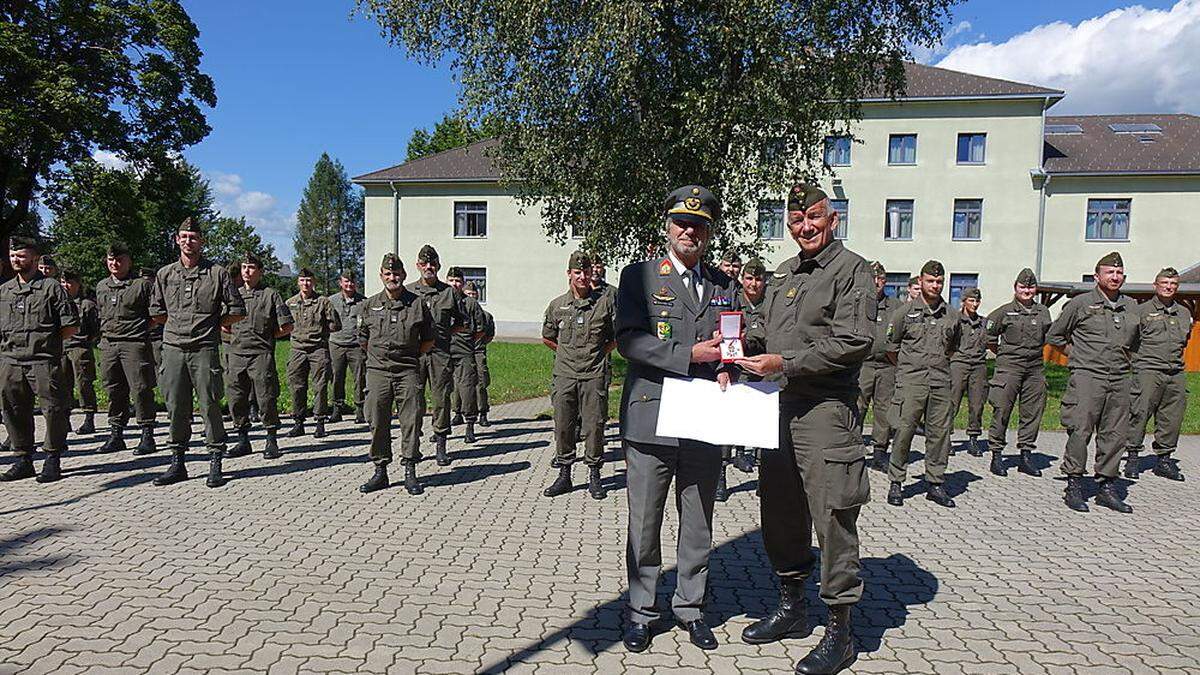 Oberst Edwin Pekovsek (l.) und Brigadier Rupert Stadlhofer vor Soldaten des Fliegerabwehrbataillons 2