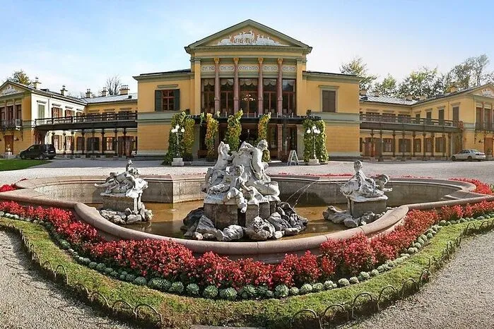 Von 1849 bis 1914 war der oberösterreichische Kurort die Sommerresidenz von Franz Joseph I. und damit der Hotspot der Donaumonarchie. Neben dem Adel kamen auch viele Künstler: Johann Strauß, Franz Lehár oder Johannes Brahms hatten dort ihre Feriendomizile, Anton Bruckner verdingte sich als „Organist des Kaisers“.