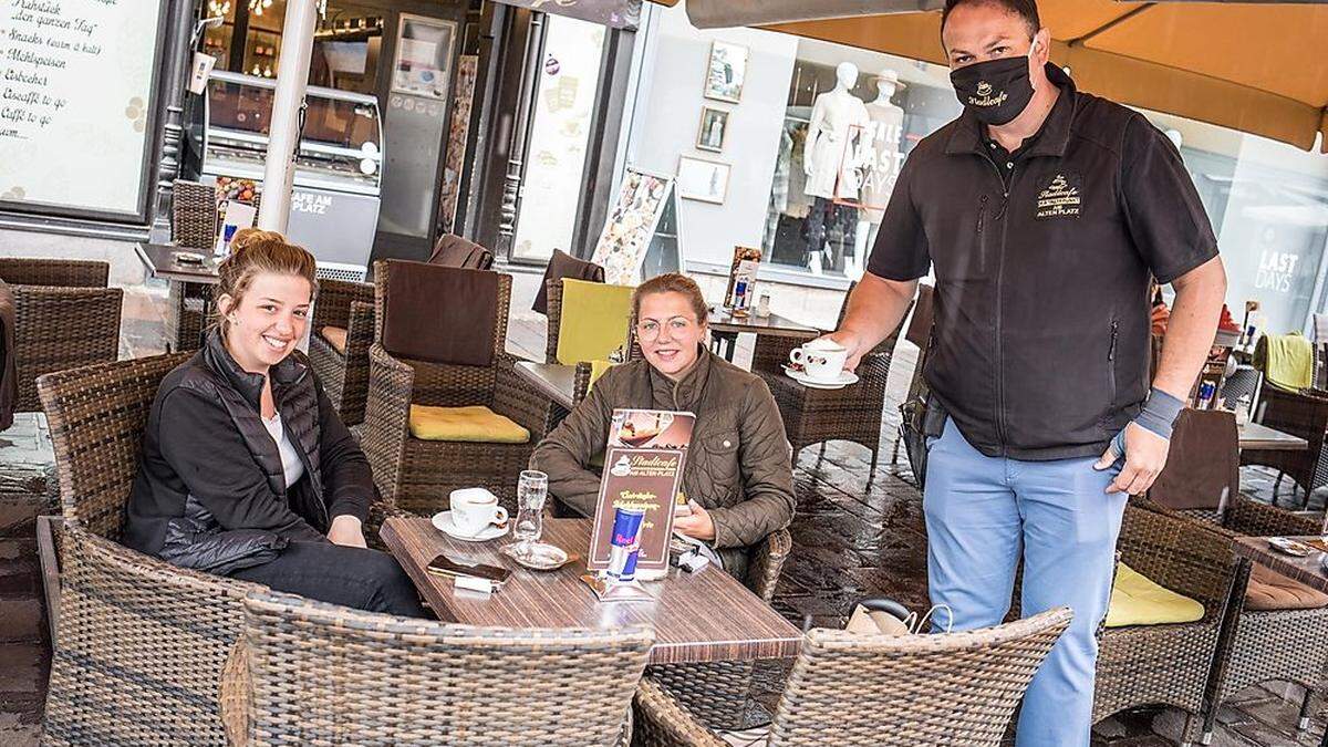 Im Stadtcafé ist Laetitia Nuart mit einer Freundin eingekehrt