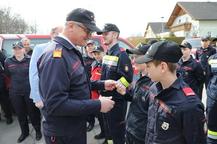 Der Einsatz wurde belohnt: Bei der Schlusskundgebung konnte die „weiße Fahne“ gehisst werden – ein Zeichen dafür, dass alle Teilnehmer die Prüfungen erfolgreich bestanden haben. Die Abzeichen in Bronze, Silber und Gold wurden von den anwesenden Ehrengästen überreicht.