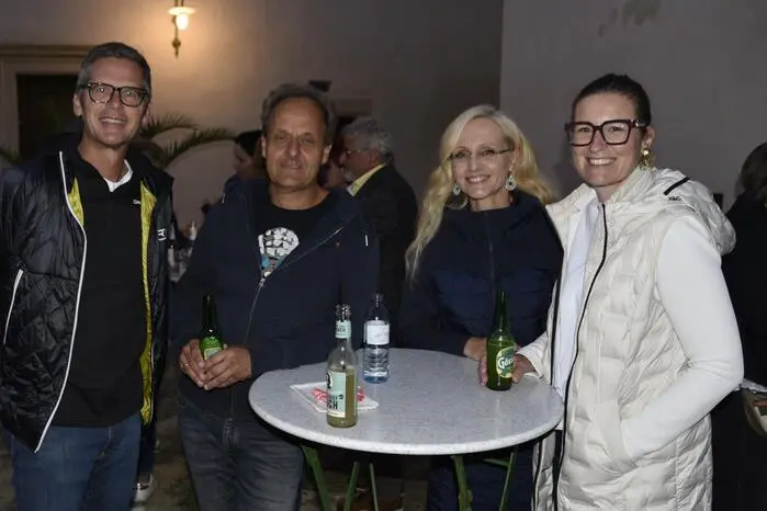 Bei Live-Musik von den „Eiersparern“. Zahlreiche Gäste feierten das besondere Jubiläum – unter anderem dabei: Bürgermeister Marcus Martschitsch, Hochspringerin Linda Scherf (Horvath) oder die Fußballikonen Herbert Singer und Wolfgang Wagenhofer